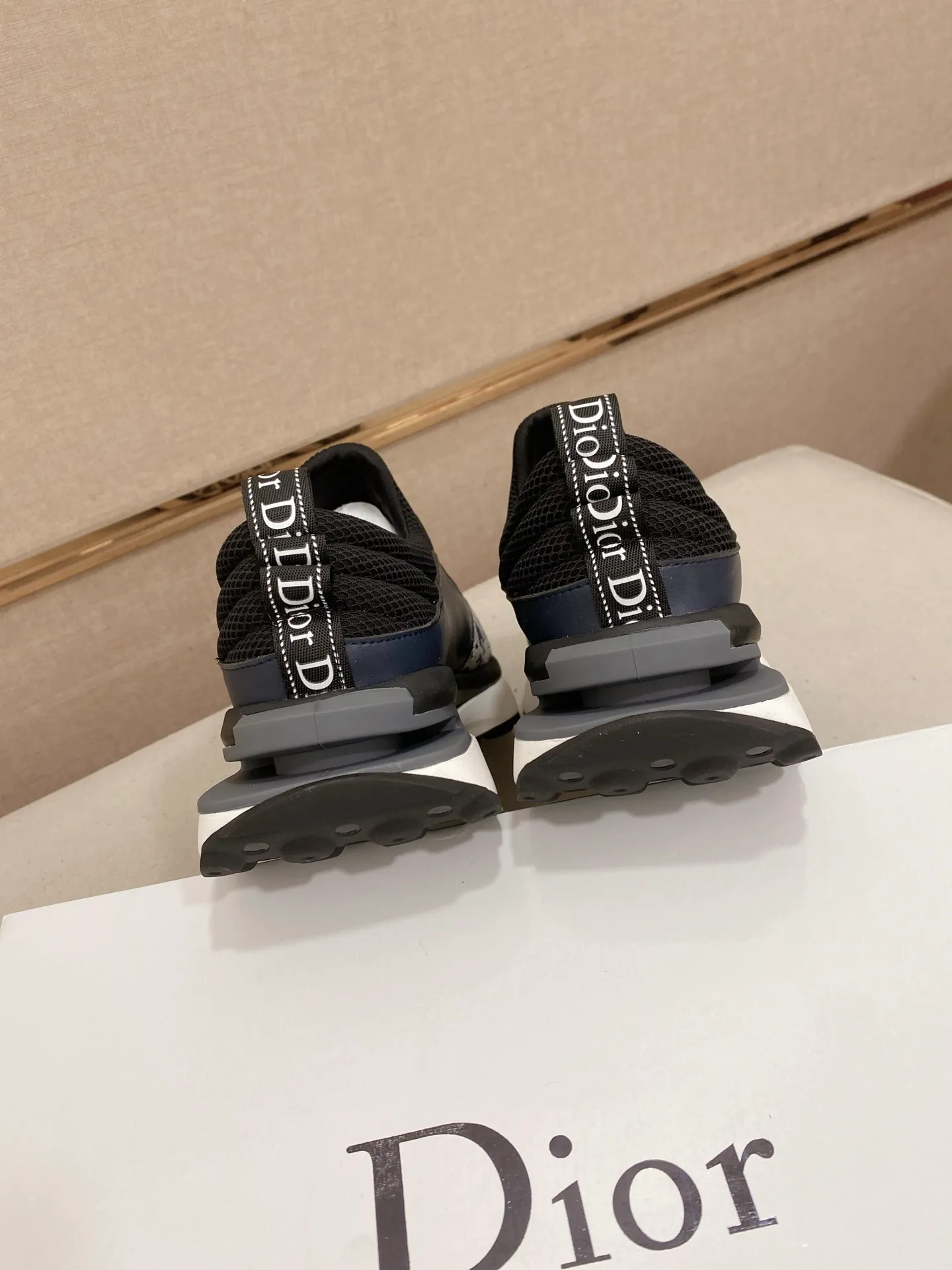 Men's shoes💰: 462💰 [Dior·Dior] New casual sports style men's shoes, new spring and summer design, perfect workmanship, lace-up style to create wardrobe quality, upper: imported first-layer cowhide, sheepskin lining is soft and comfortable, ultra-light TPU wear-resistant outsole, simple, versatile fashion men's shoes, excellent color code number 38--44. Can be customized 45 non-returnable